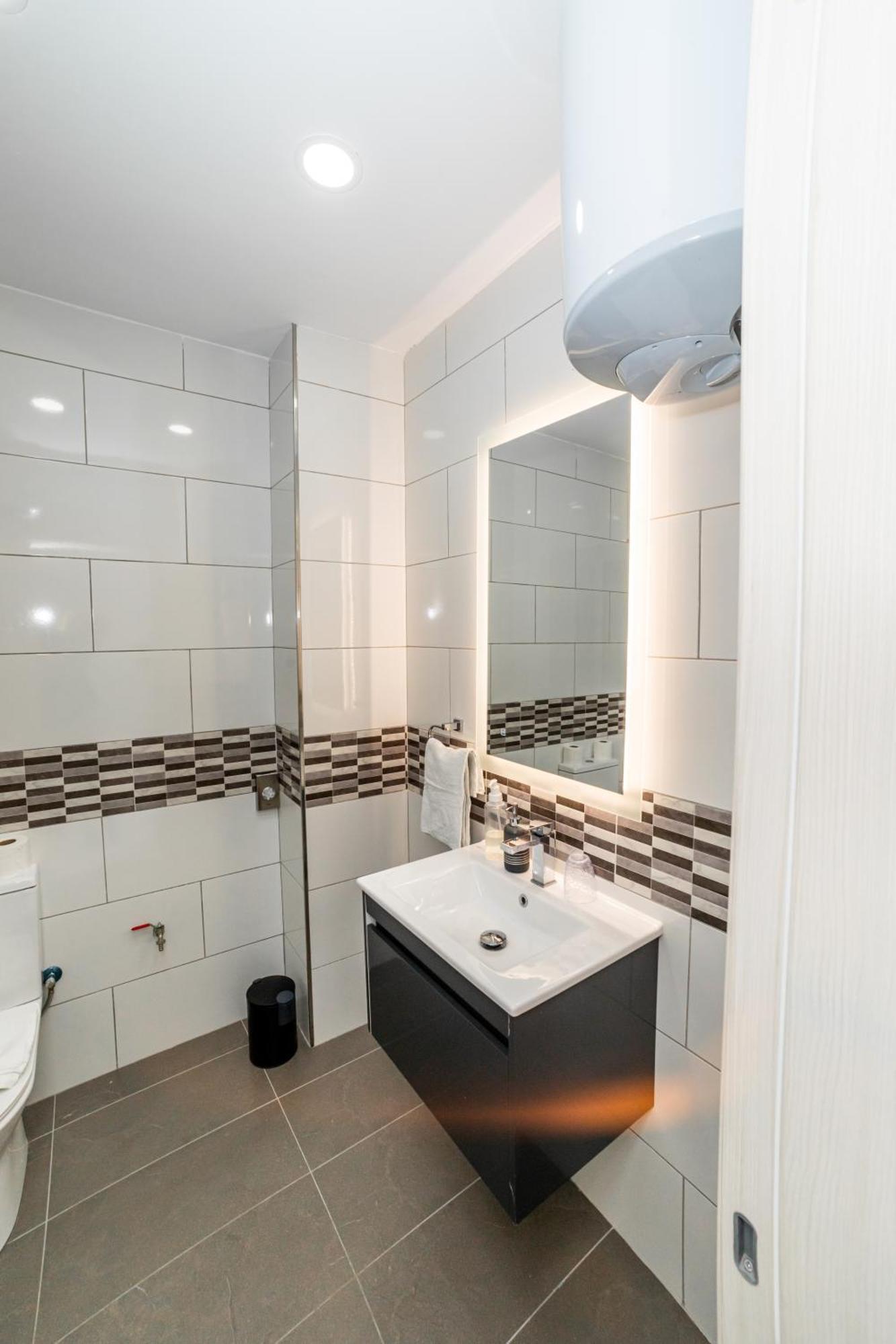 Sea Breeze, Spacious 2-Bedroom Lux Seaside Apartments เซนต์พอลส์เบย์ ภายนอก รูปภาพ