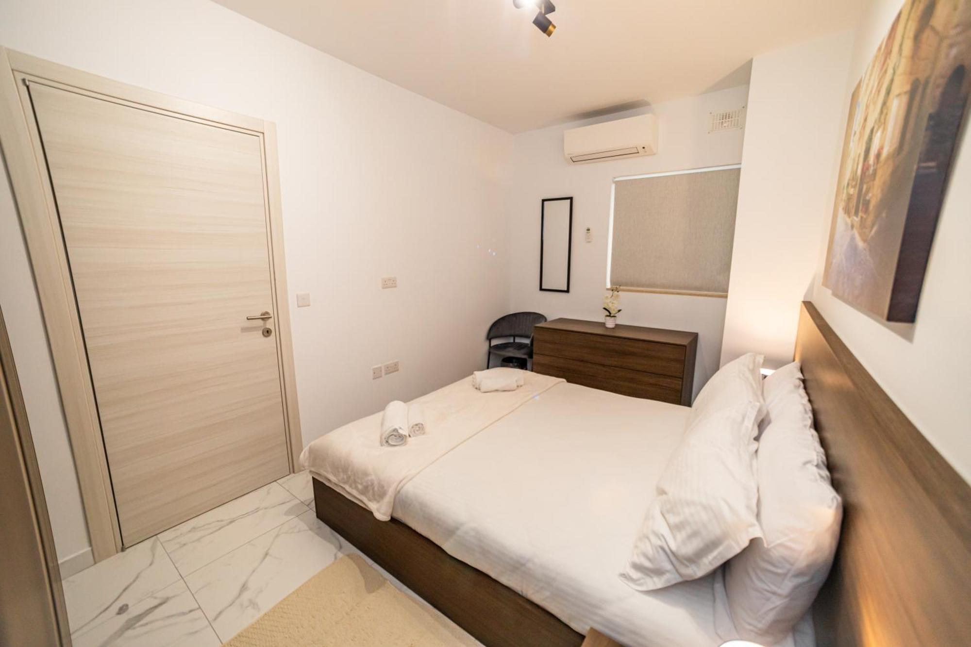 Sea Breeze, Spacious 2-Bedroom Lux Seaside Apartments เซนต์พอลส์เบย์ ภายนอก รูปภาพ